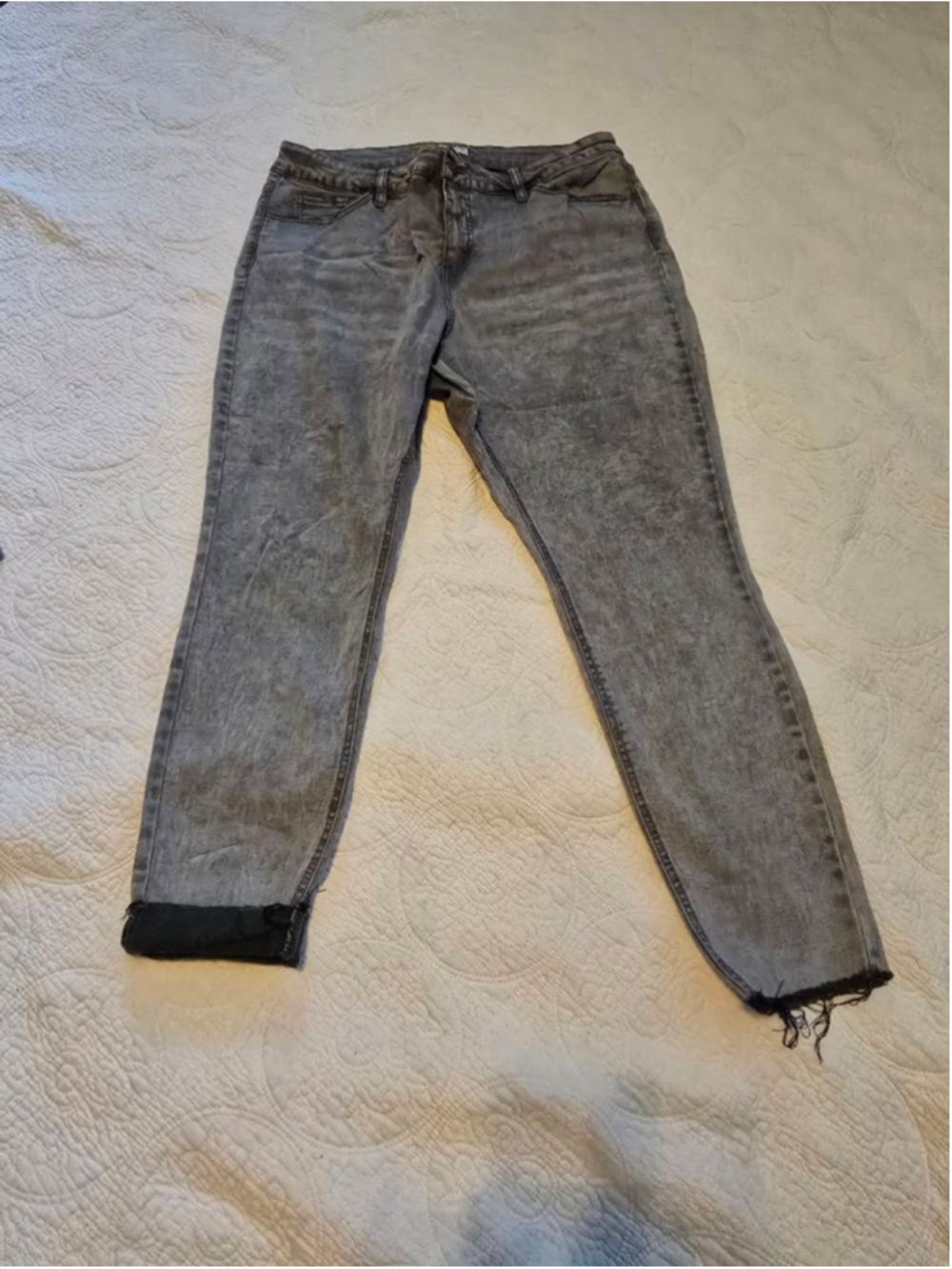 AVA & VIV Plus Size Gray Wash Jeans 16W Stretch Slimming NWOT Distressed Raw Hem